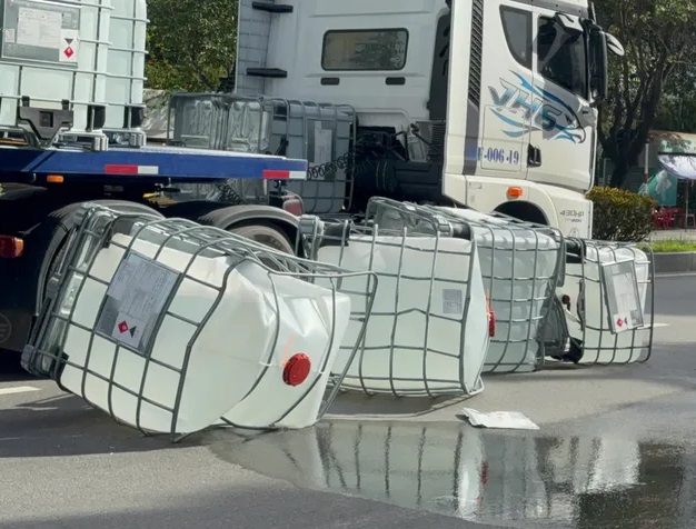 Nghi hóa chất đổ ra đường sau sự cố giao thông khiến người dân đau đầu, buồn nôn...