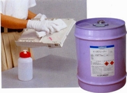 So sánh về tính chất lý hóa và công dụng  chất tẩy dầu mỡ trên khuôn và bề mặt nhựa của EOcleaner C dạng thùng 18L và dang bình xịt 420ml, của hãng YAMAICHI giống và khác nhau thế nào?