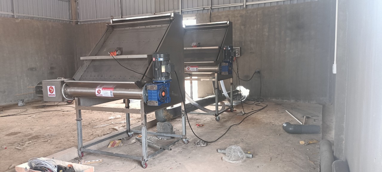 Máy tách phân lợn bò ra khỏi nước để ủ làm phân bón