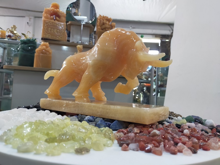 Tượng Bò vàng tài lộc thu hút tài vượng trong kinh doanh