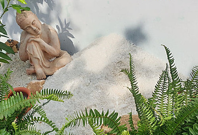 Đá thạch anh vụn trang trí sân vườn: Ý nghĩa và cách sử dụng hiệu quả