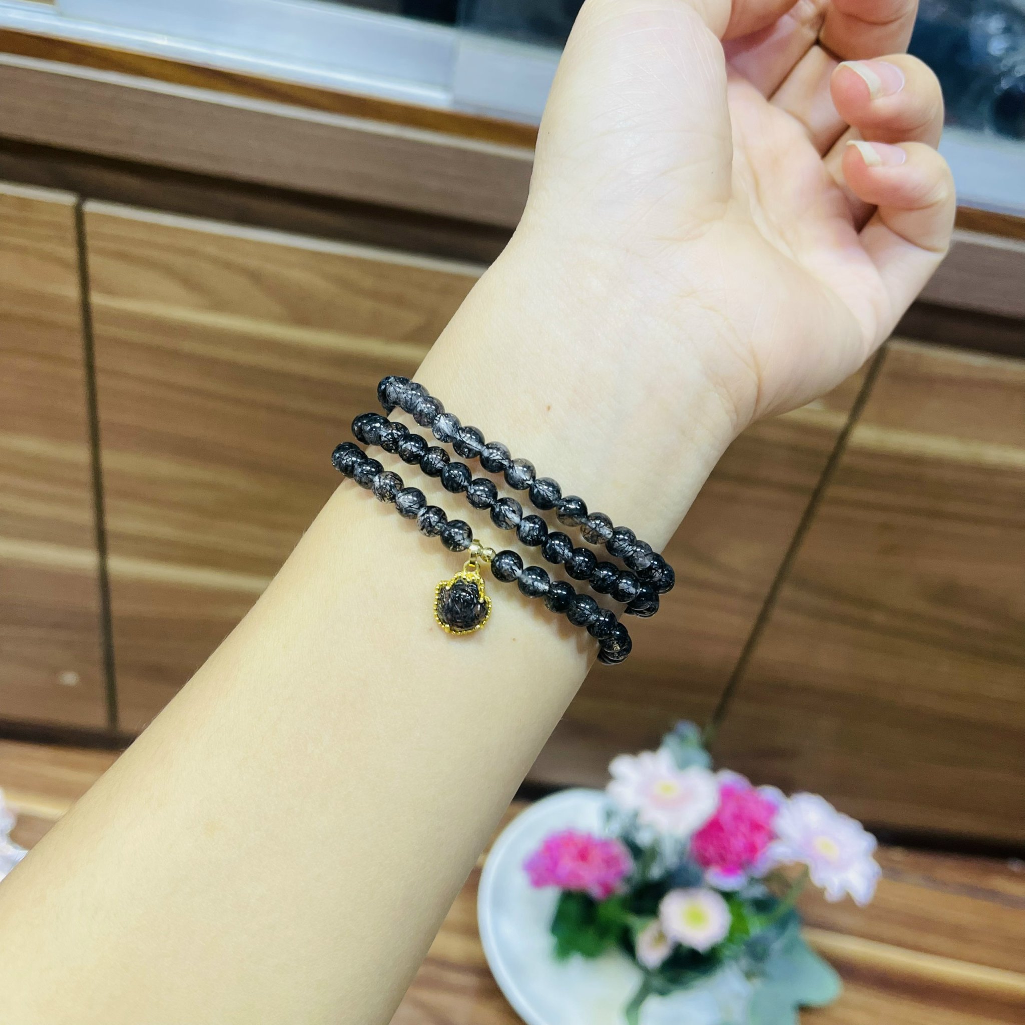 Vòng tay thạch anh tóc đen mix hồ ly bọc vàng.