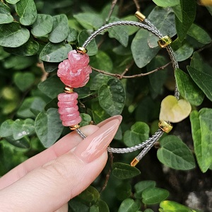 Vòng tay đá thạch anh hồng mặt Hồ ly đào hoa mix ngũ điếu