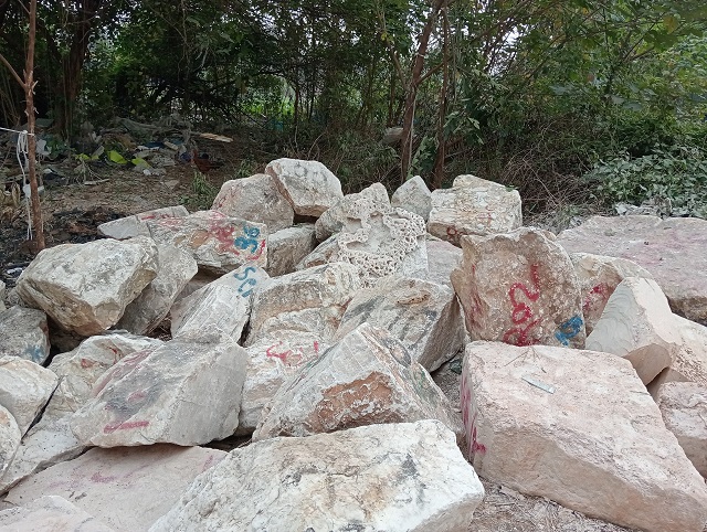 Nhập 100 tấn đá nguyên khối tại Xưởng chế tác Đá Quý Việt
