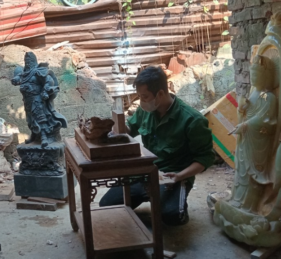 Nghệ nhân tại xưởng chế tác Đá Quý Việt