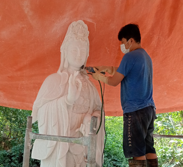 Nghệ nhân tại Xưởng chế tác Đá Quý Việt