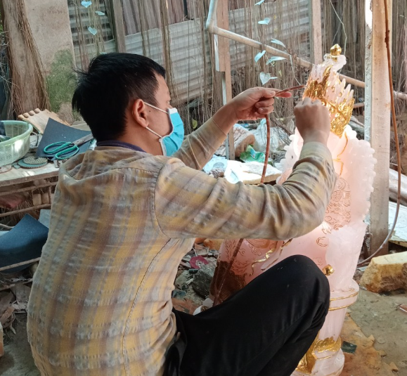 Nghệ nhân tại xưởng chế tác Đá Quý Việt