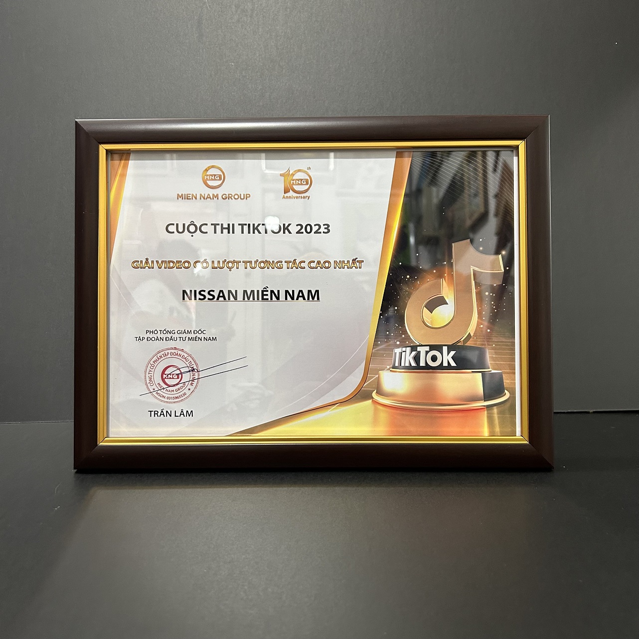 Báo Giá Khung Bằng Khen A4 – Treo Tường & Để Bàn