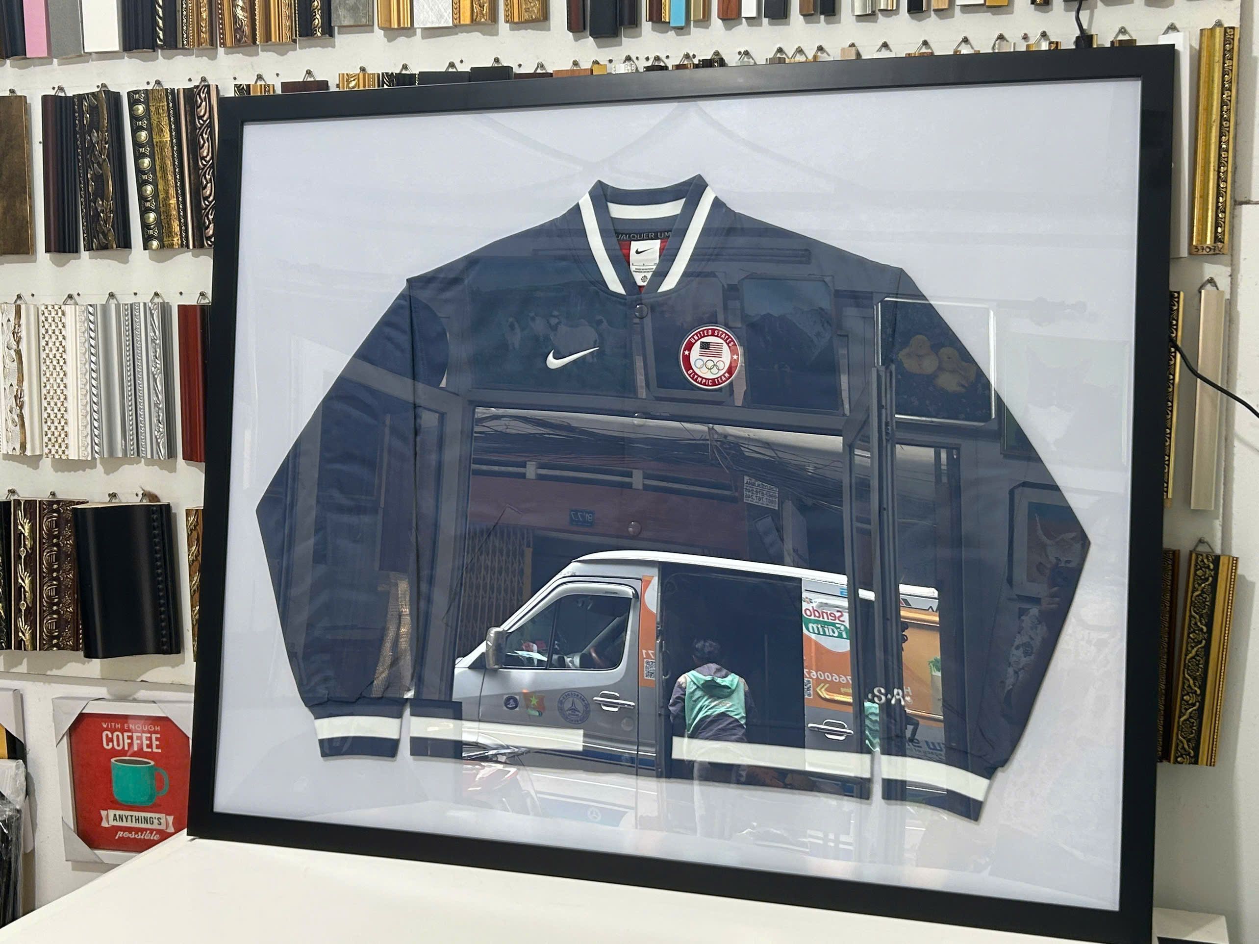 ĐÓNG KHUNG ÁO KHOÁC NIKE ĐẸP – GIỮ TRỌN PHONG CÁCH TẠI KHUNG TRANH NICE HOUSE