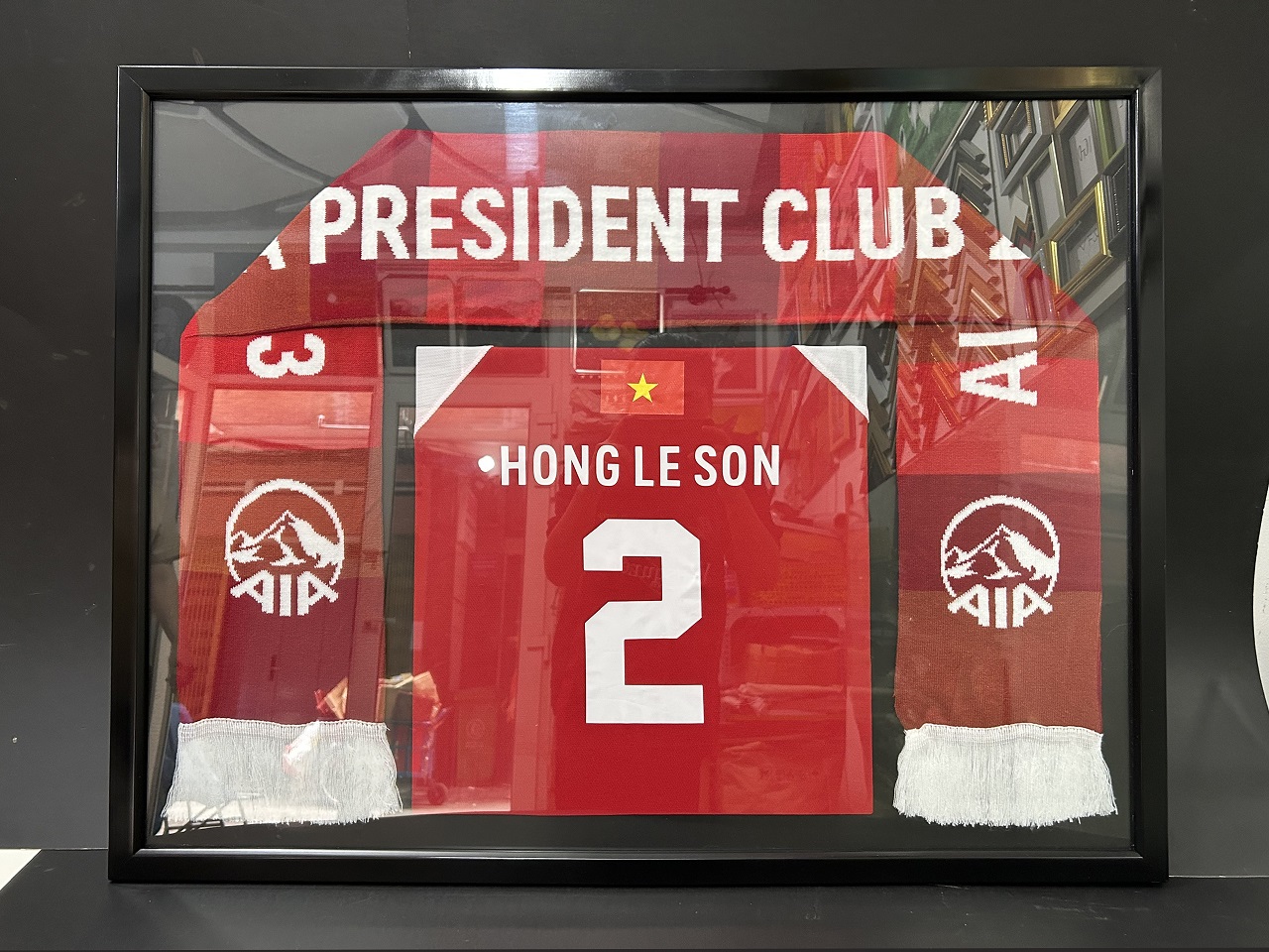 ĐÓNG KHUNG ÁO ĐÁNH BÓNG VÀ KHĂN QUÀNG CỔ – LƯU GIỮ KỶ NIỆM ĐẸP TẠI KHUNG TRANH NICE HOUSE