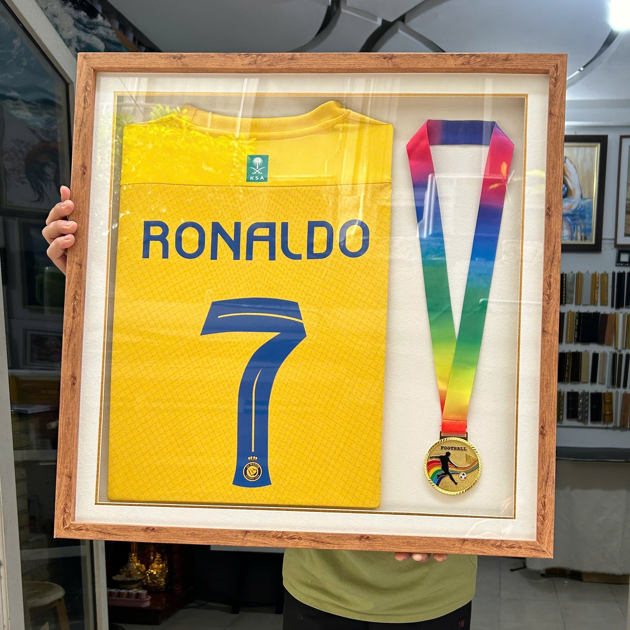 ĐÓNG KHUNG ÁO KỶ NIỆM KÈM HUÂN CHƯƠNG – LƯU GIỮ VINH QUANG TẠI KHUNG TRANH NICE HOUSE