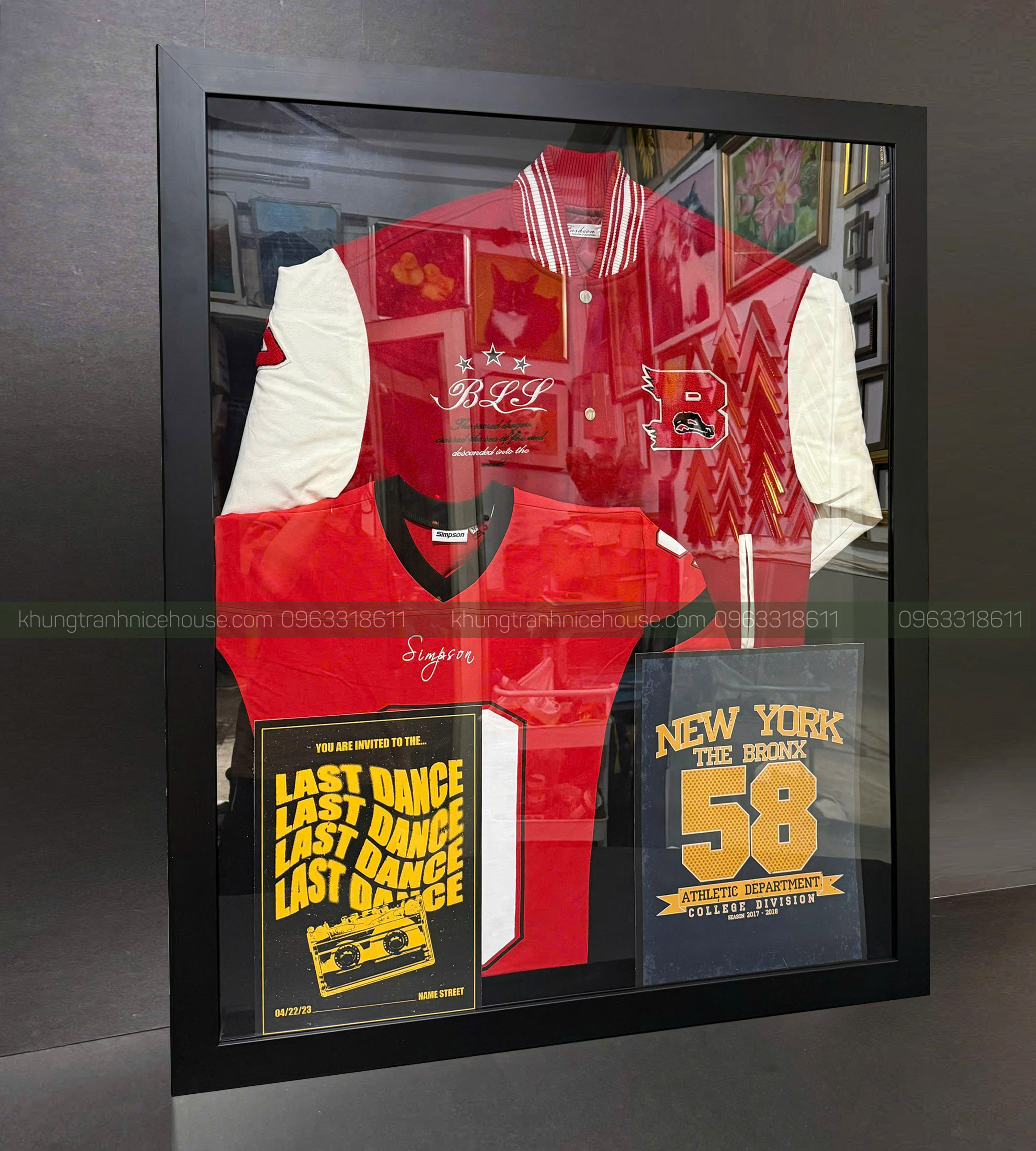 Đóng Khung Nhiều Áo Lồng Vào Nhau Kèm Poster – Giải Pháp Trưng Bày Ấn Tượng Tại Khung Tranh Nice House