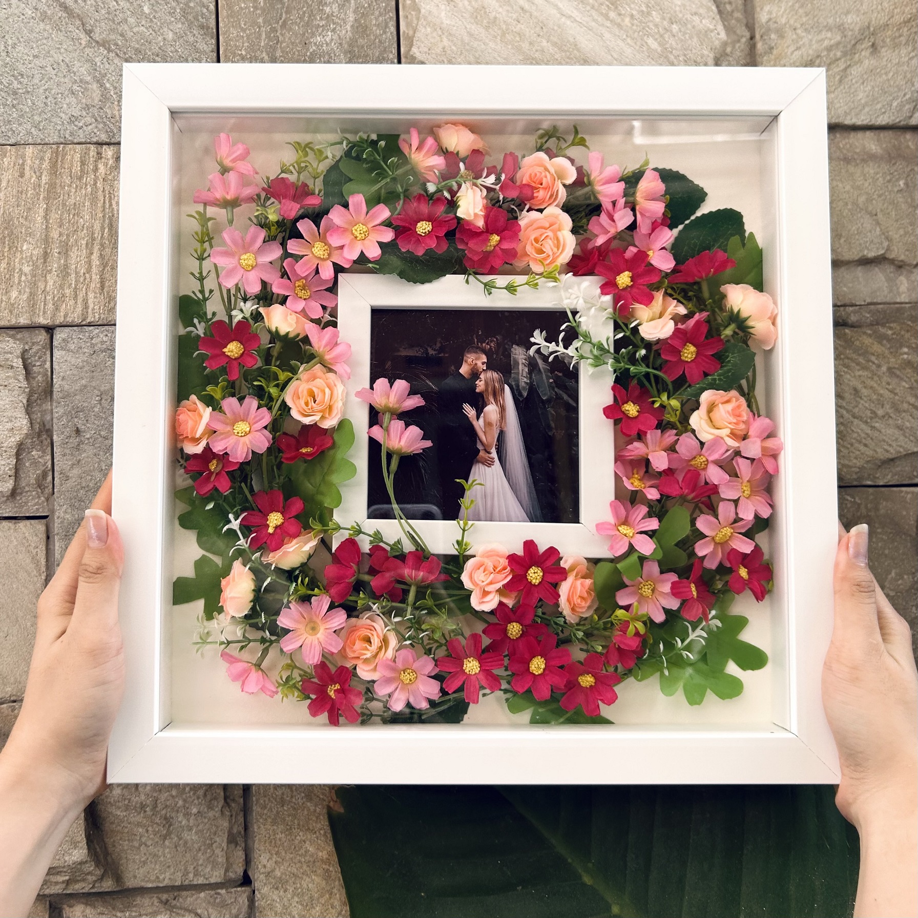 Nguyên nhân nào khiến khung ảnh treo tường bị hư hỏng ?