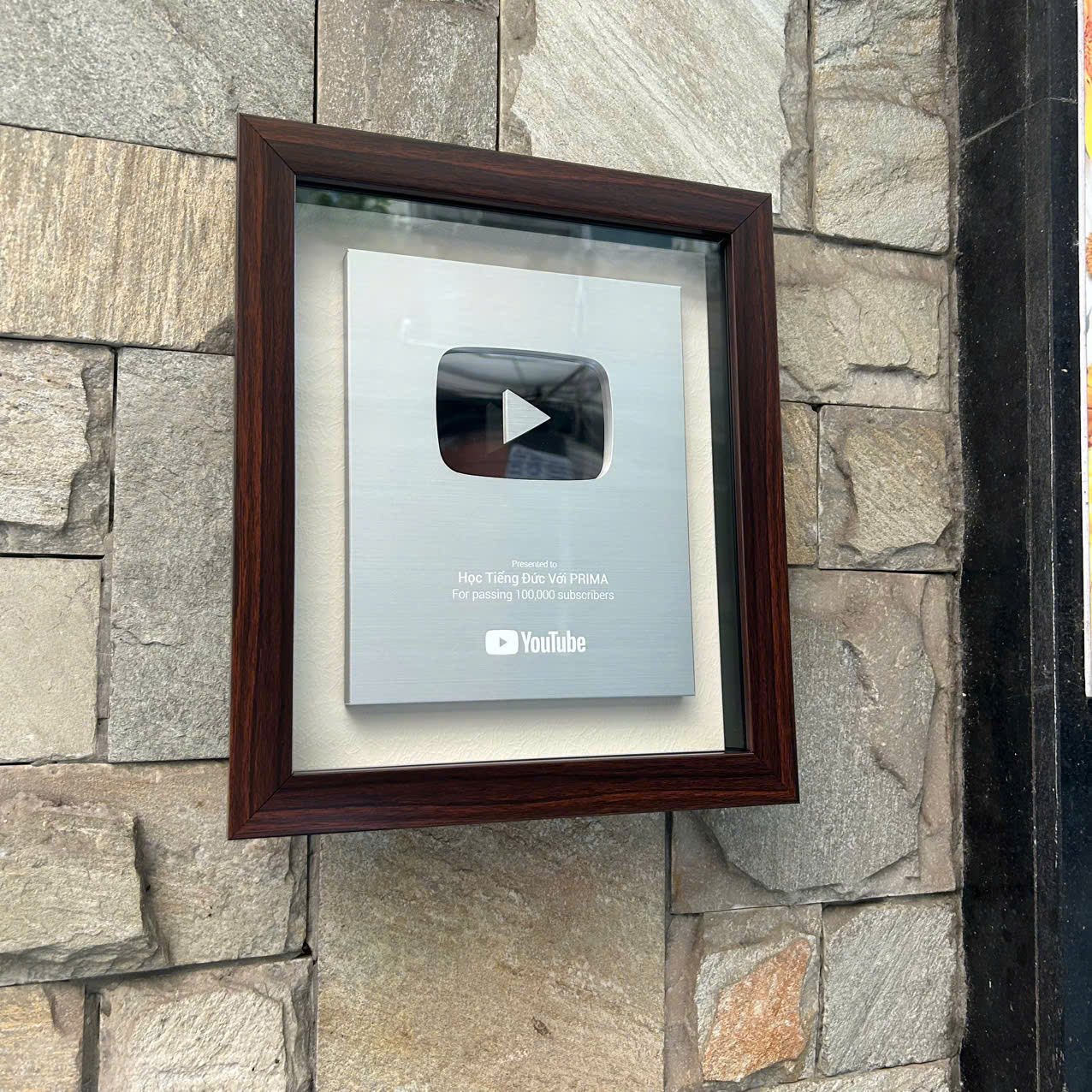 Khung Tranh Nice House: Nơi Lưu Giữ Vinh Quang Nút Vàng, Nút Bạc YouTube Của Bạn