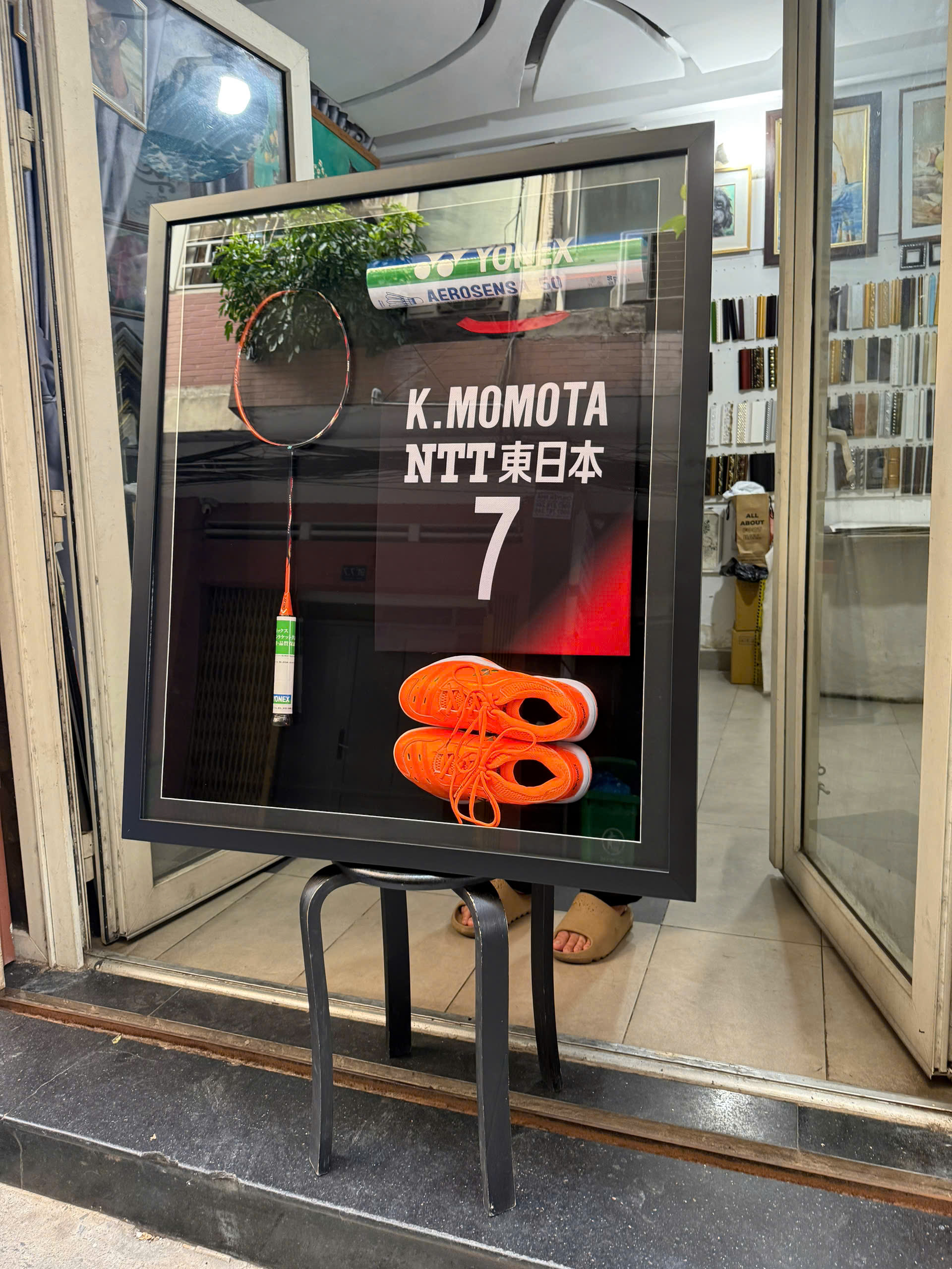 ĐÓNG KHUNG ĐÔI GIÀY, VỢT, ỐNG CẦU LÔNG ĐẸP – KHUNG TRANH NICE HOUSE