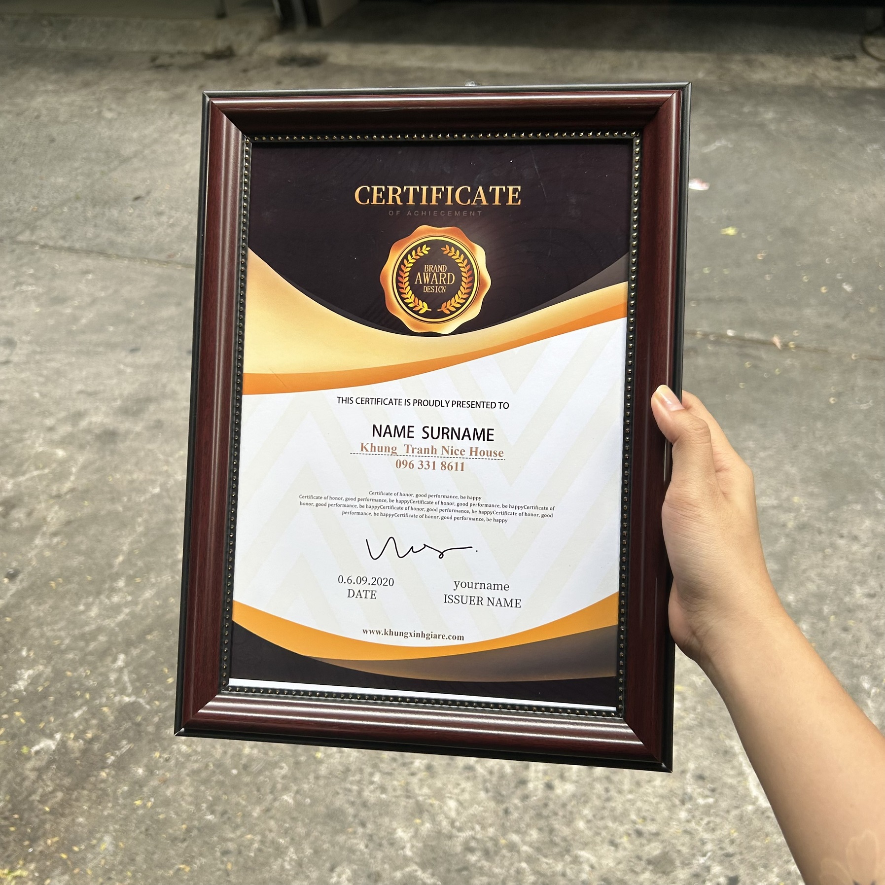 Khung Bằng Khen Nâu Hoa Văn Đơn Giản 324N