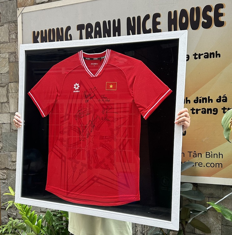 Khung Áo Ký Tên Công Ty Màu Đỏ