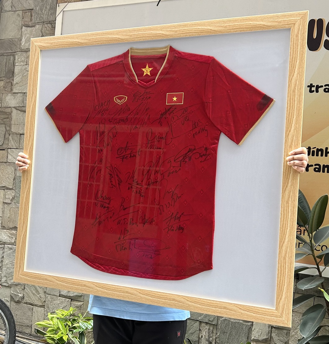 Khung Áo Đỏ Viền Gỗ