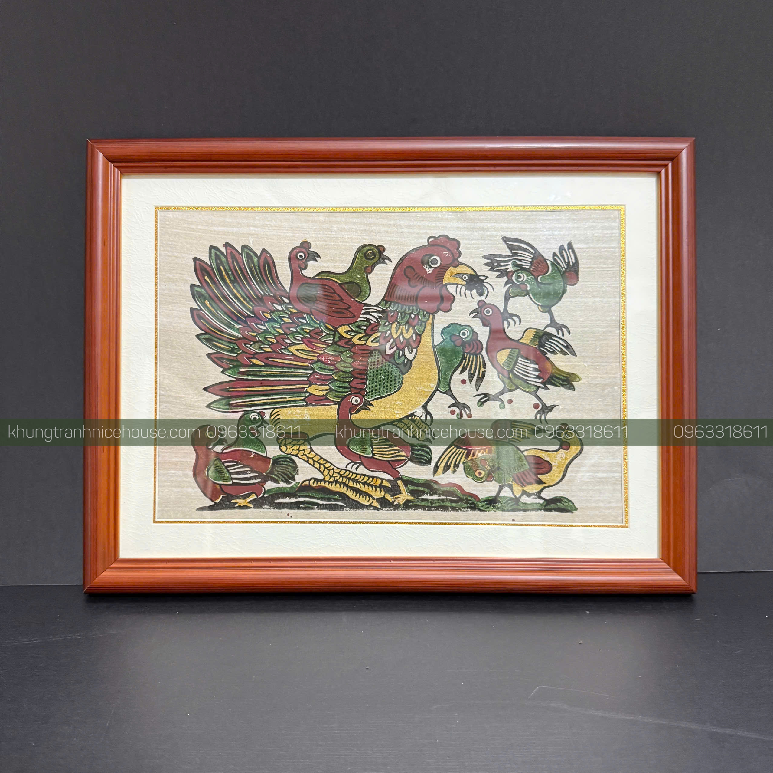 Khung gỗ nâu tranh Đông Hồ có bo giấy