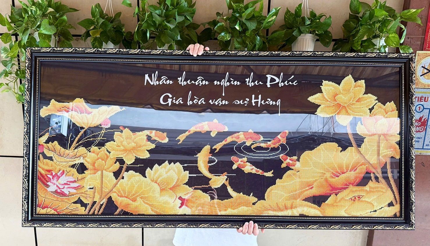 KHUNG TRANH ĐÍNH ĐÁ GỖ 682 ĐEN