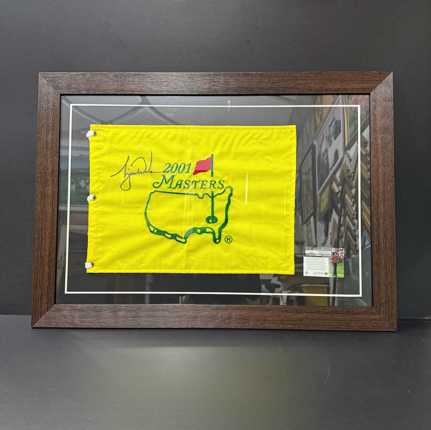 KHUNG NỀN ĐEN BO ĐEN F5VAN