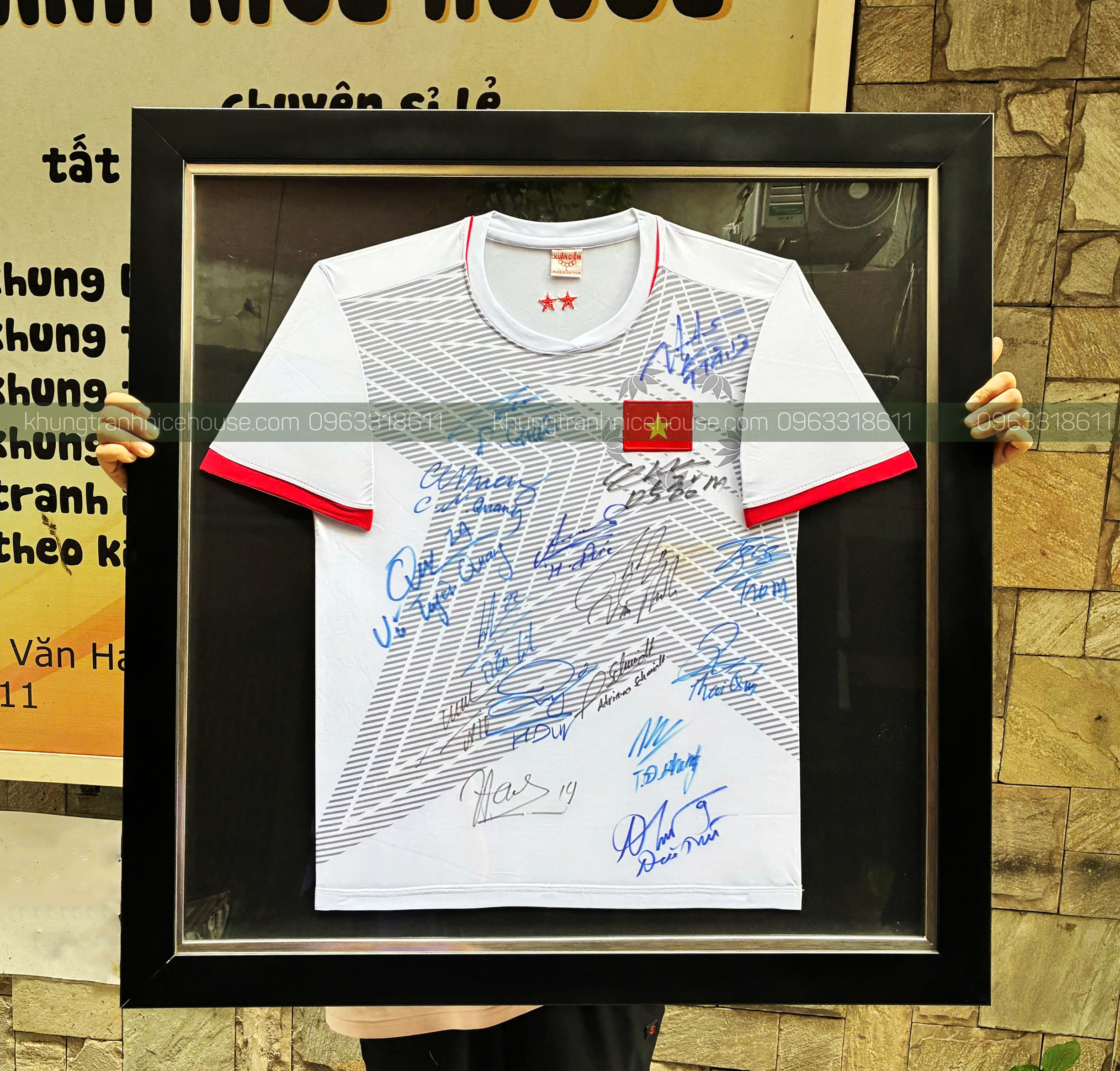 KHUNG ÁO ĐẤU ĐỘI TUYỂN VIỆT NAM VIỀN ĐEN CHỈ BẠC