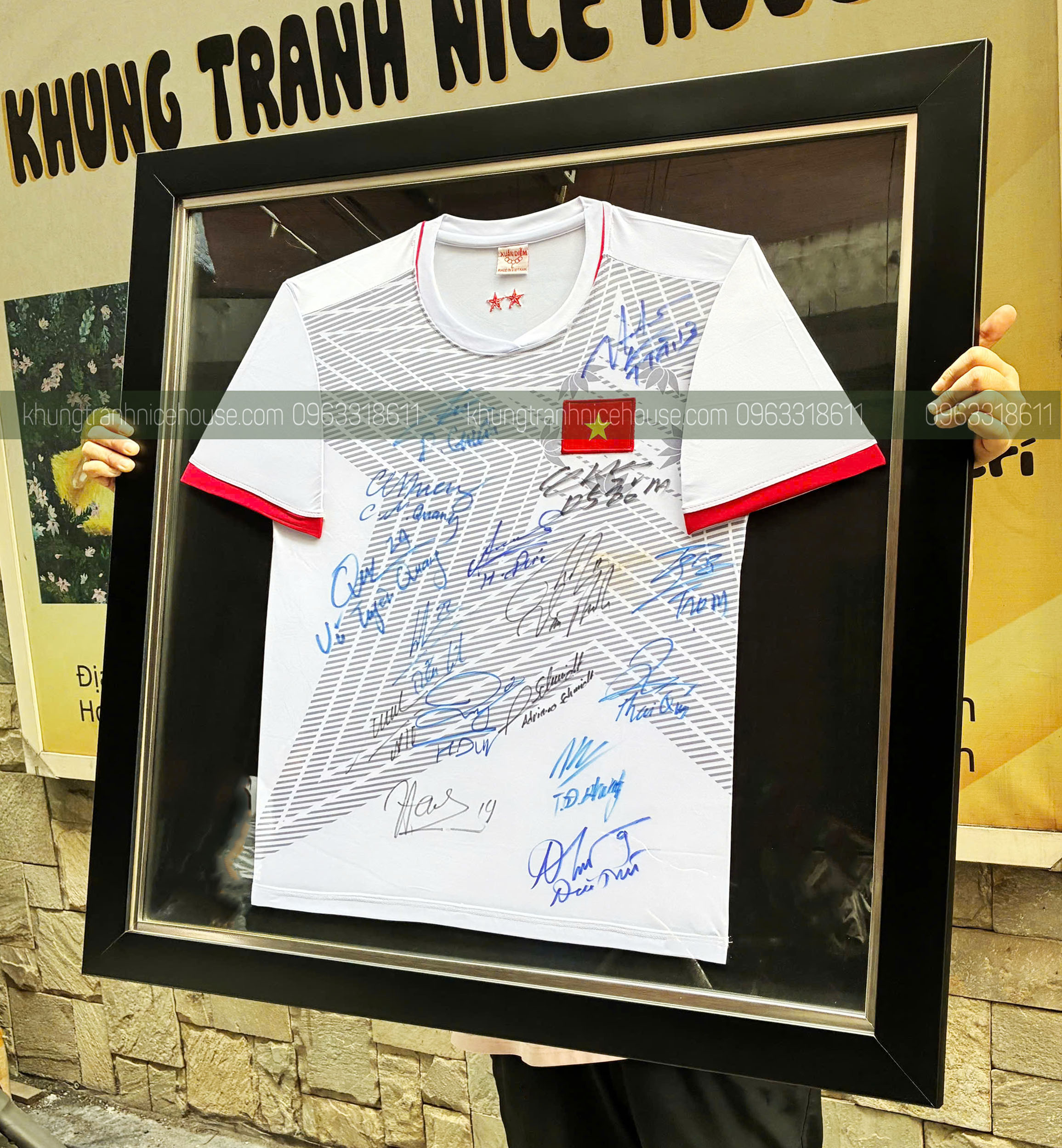 KHUNG ÁO ĐẤU ĐỘI TUYỂN VIỆT NAM VIỀN ĐEN CHỈ BẠC