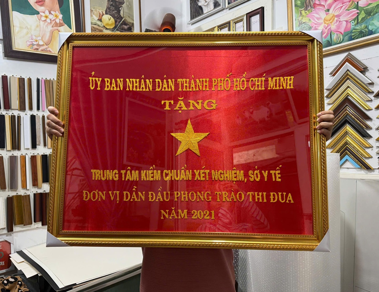 Khung cờ đỏ kỷ niệm 214V