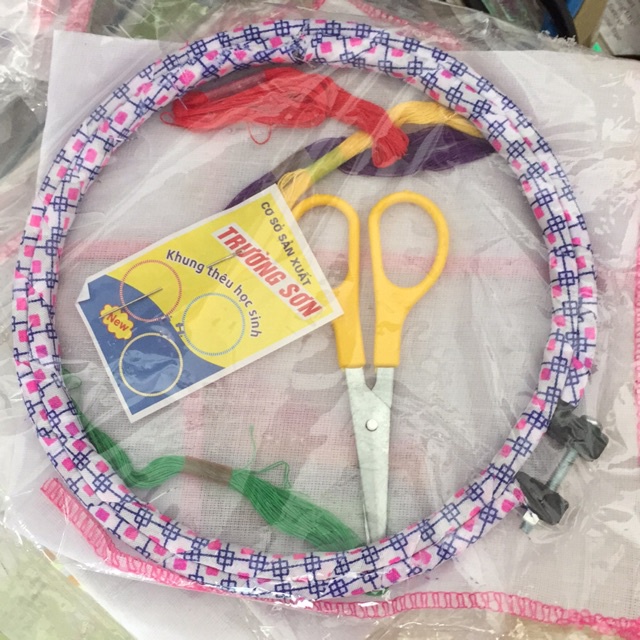 Bộ Cắt , Khâu , Thêu học môn Kỹ Thuật và Mỹ thuật