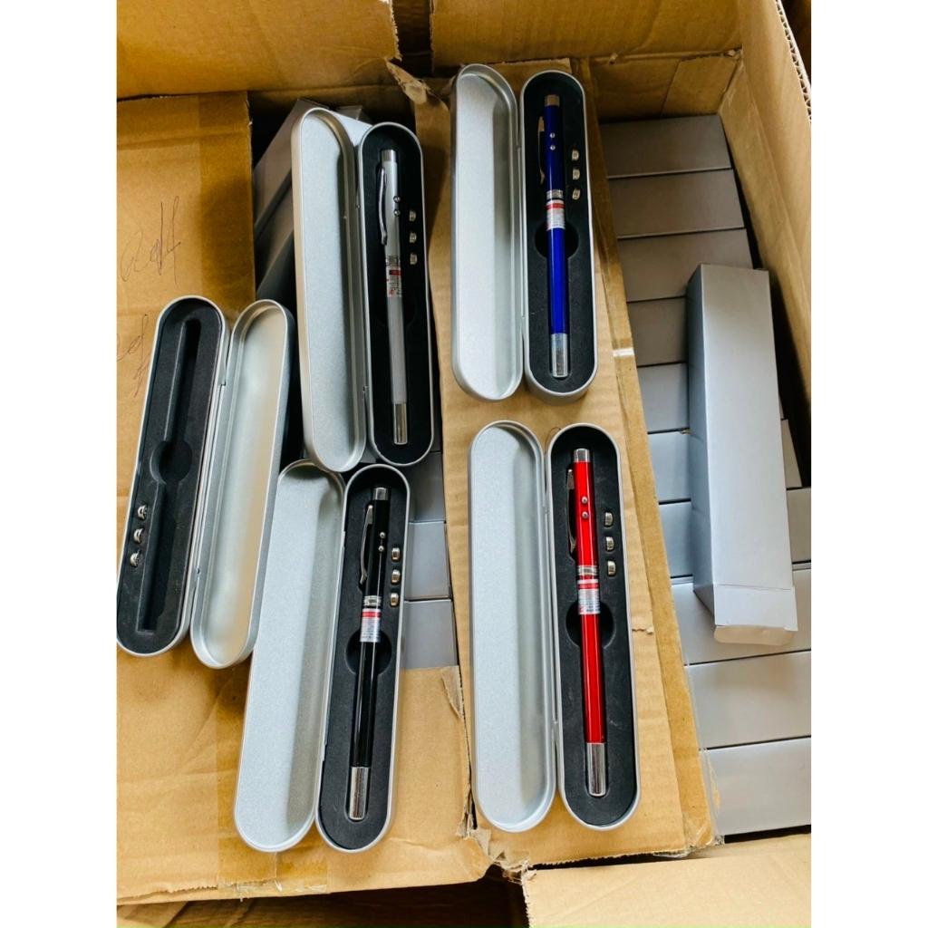 Bút chỉ bảng có đèn laze tặng 6 pin