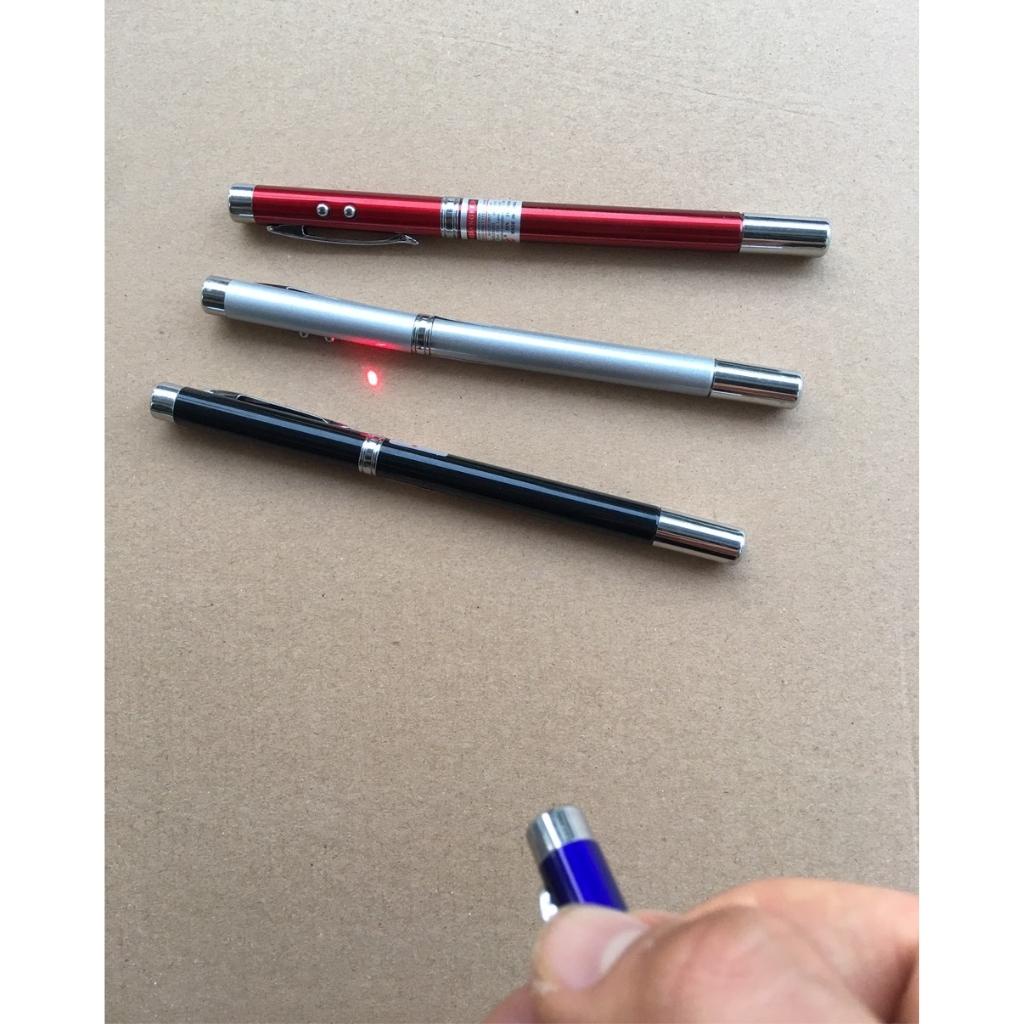 Bút chỉ bảng có đèn laze tặng 6 pin
