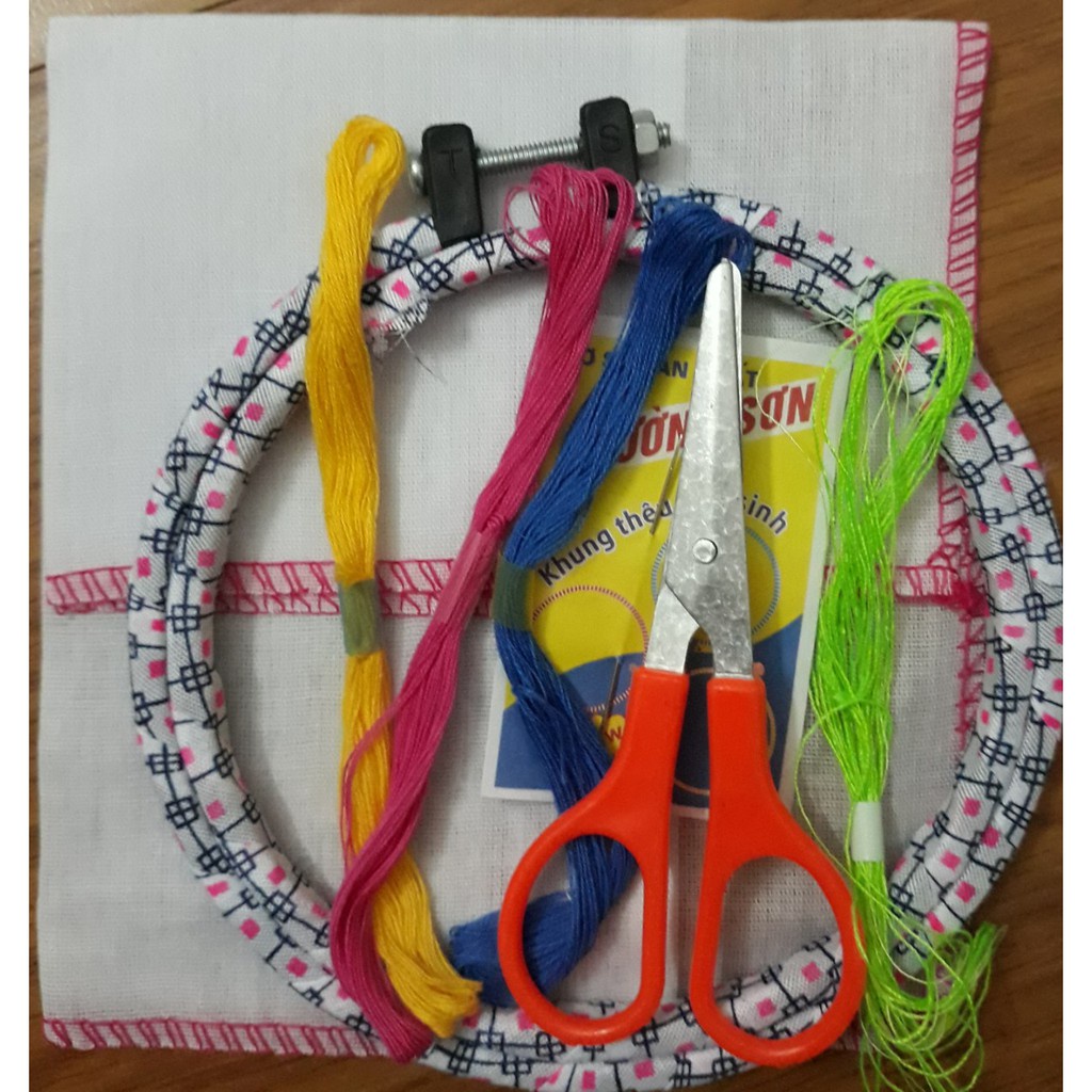 Bộ Cắt , Khâu , Thêu học môn Kỹ Thuật và Mỹ thuật