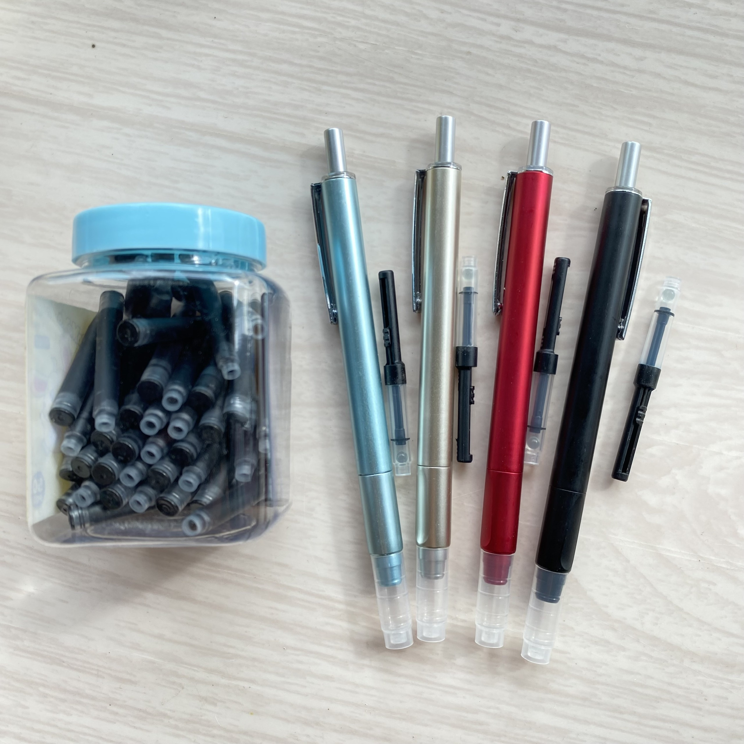 combo 4 bút máy bấm ngòi EF + hộp 50 ống mực không xóa màu đen