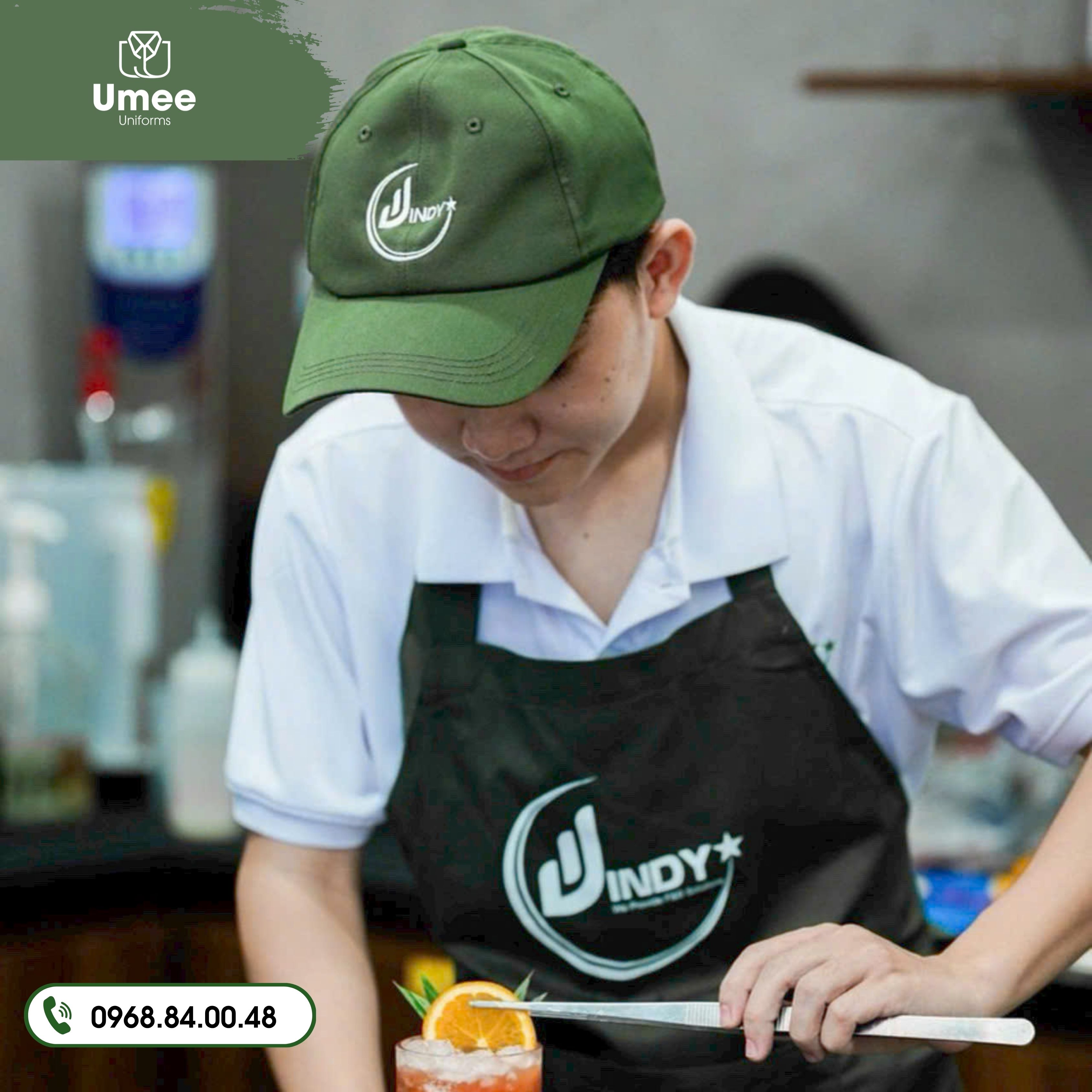 Đồng Phục Cafe Áo Polo Trắng Kết Hợp Tạp Dề Xanh Rêu – May Theo Yêu Cầu | Umee