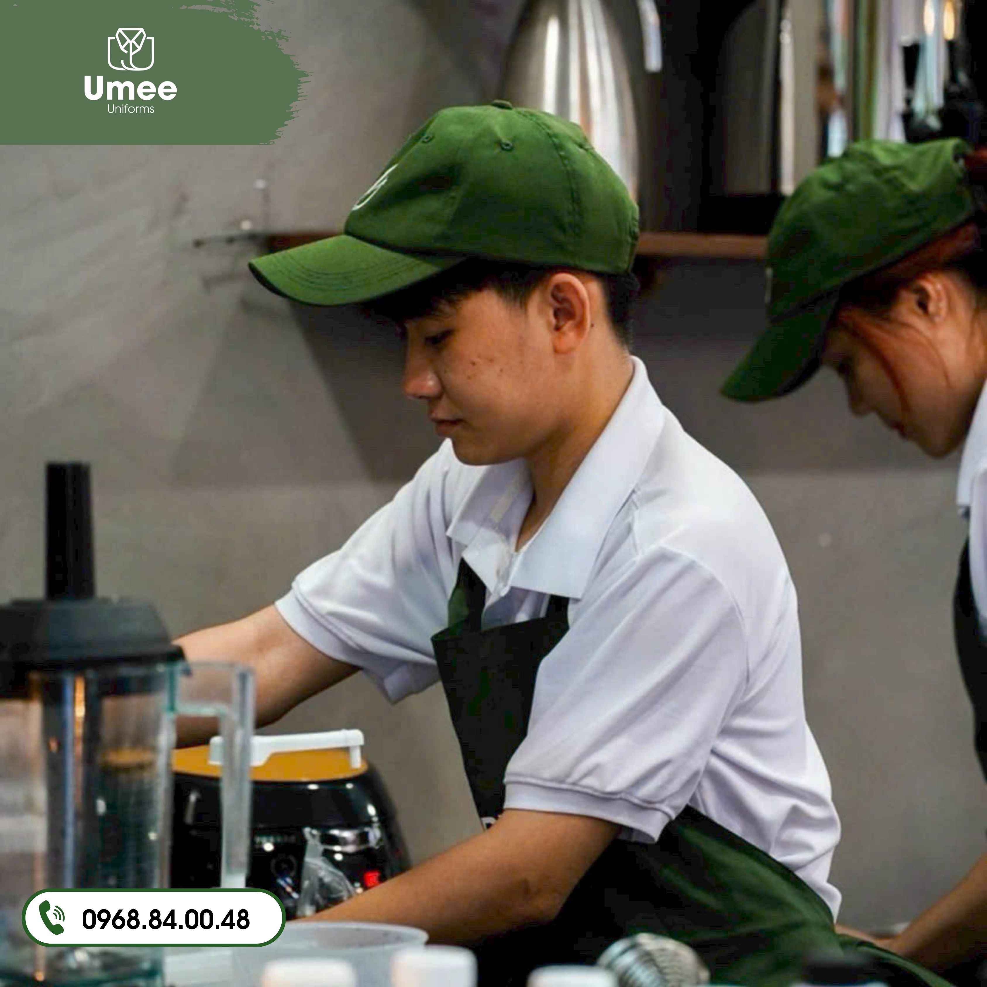 Đồng Phục Cafe Áo Polo Trắng Kết Hợp Tạp Dề Xanh Rêu – May Theo Yêu Cầu | Umee