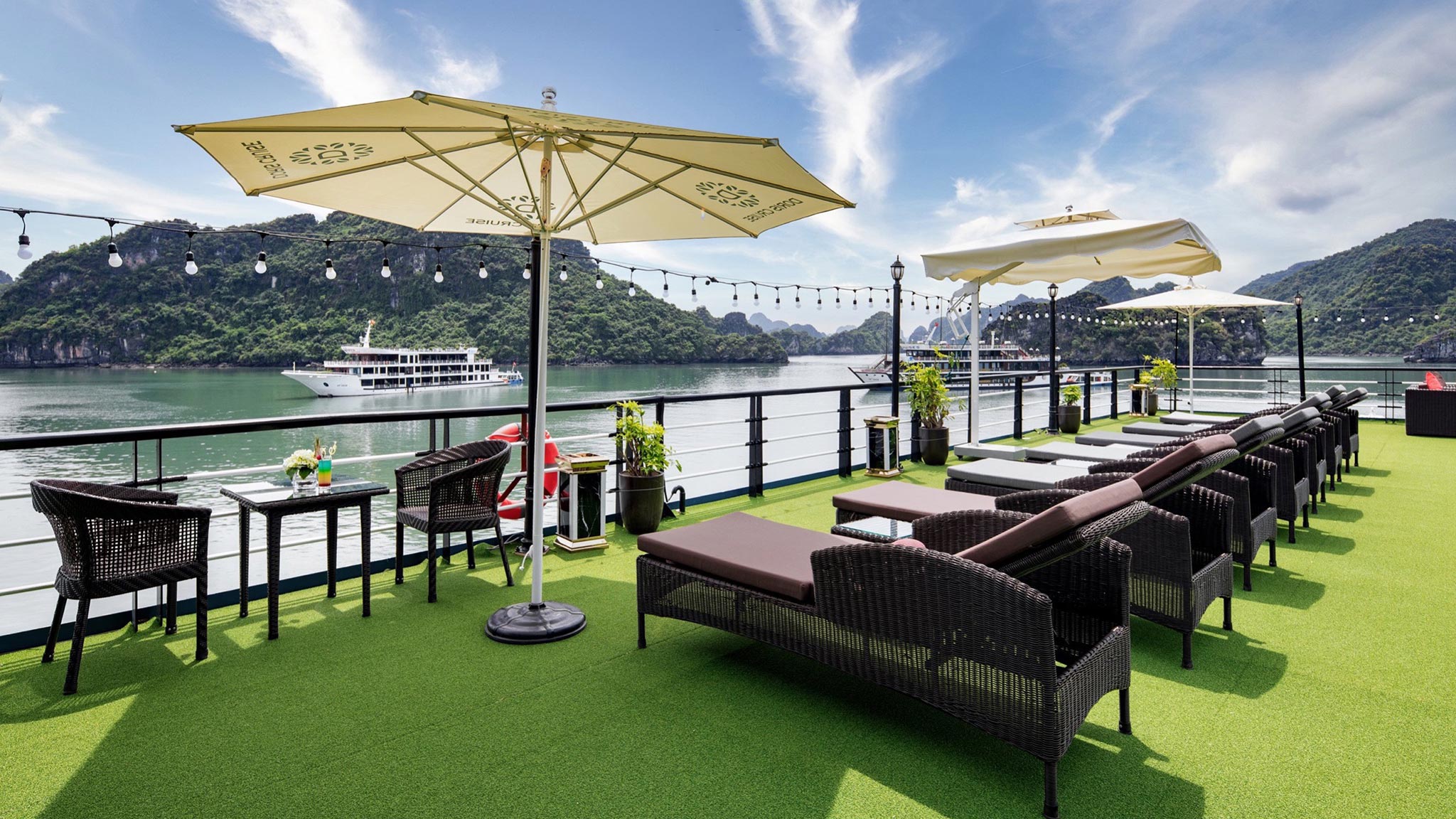 Du thuyền Doris Lan Hạ