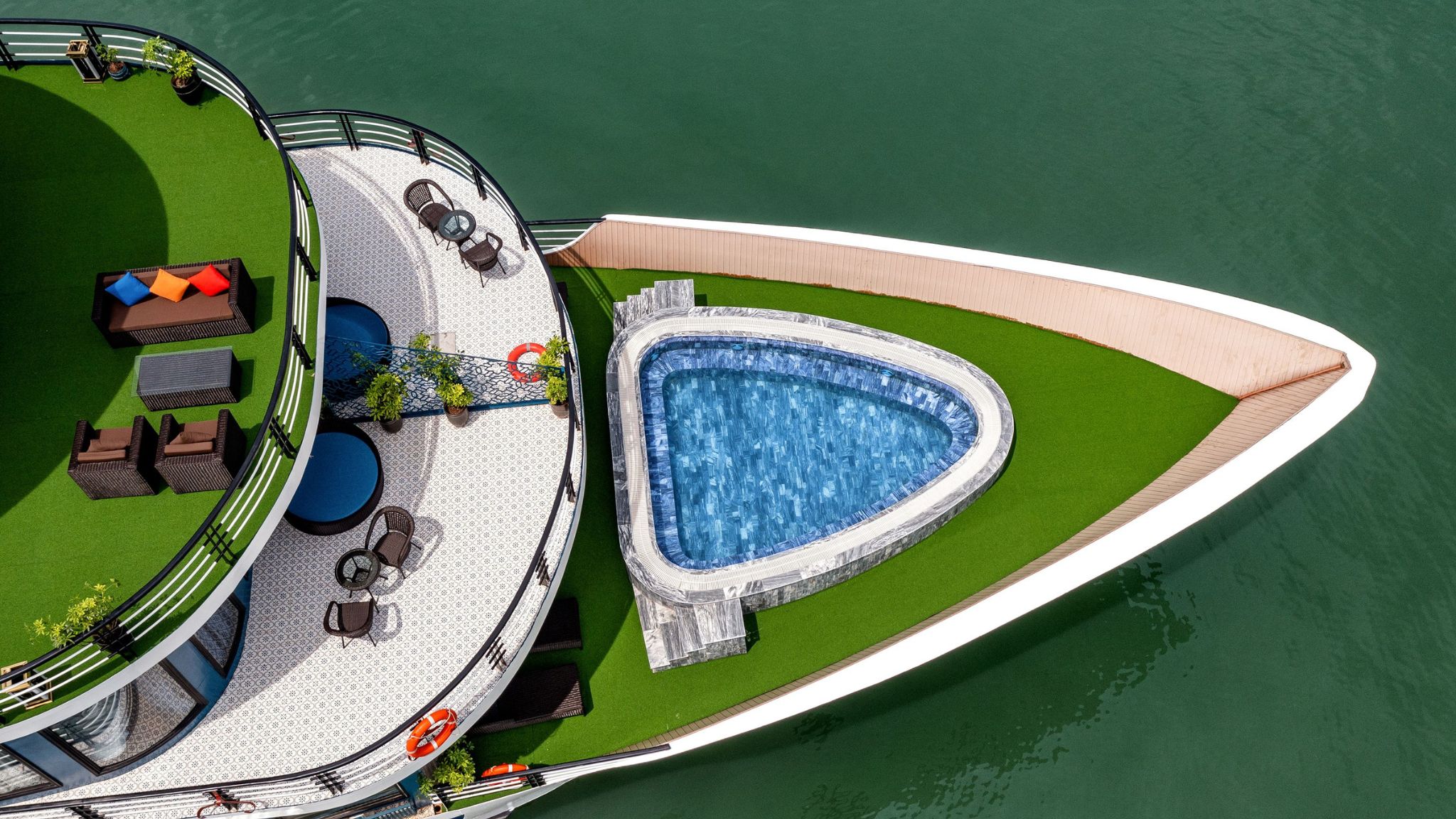 Du thuyền Doris Lan Hạ