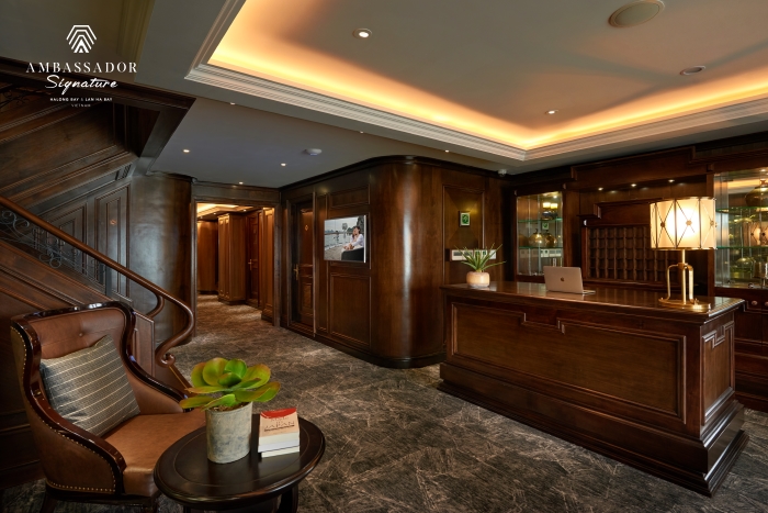 Du thuyền Ambassador Signature Lan Hạ
