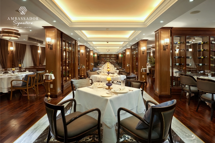 Du thuyền Ambassador Signature Lan Hạ