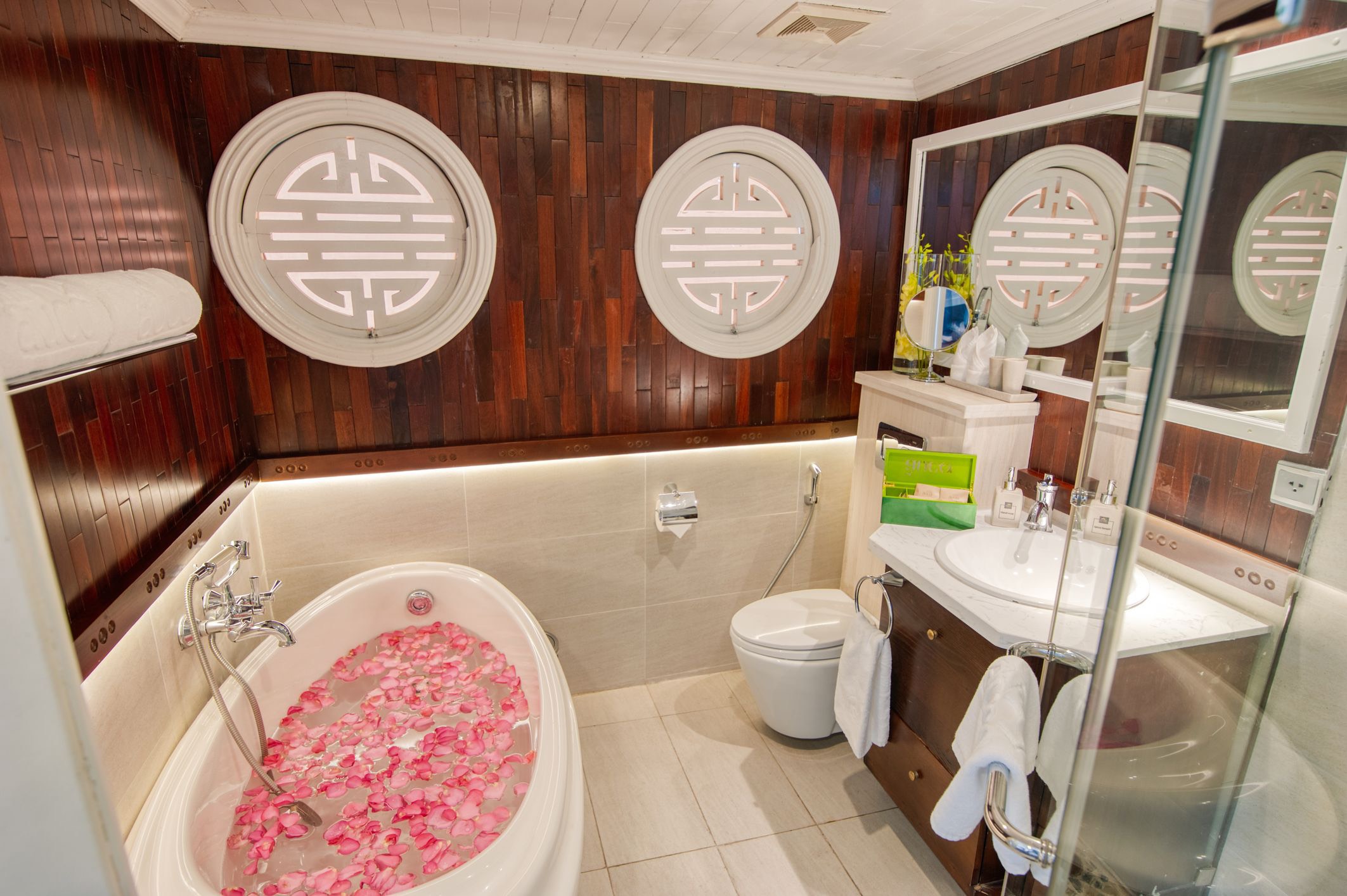 Lac Long Quân Suite