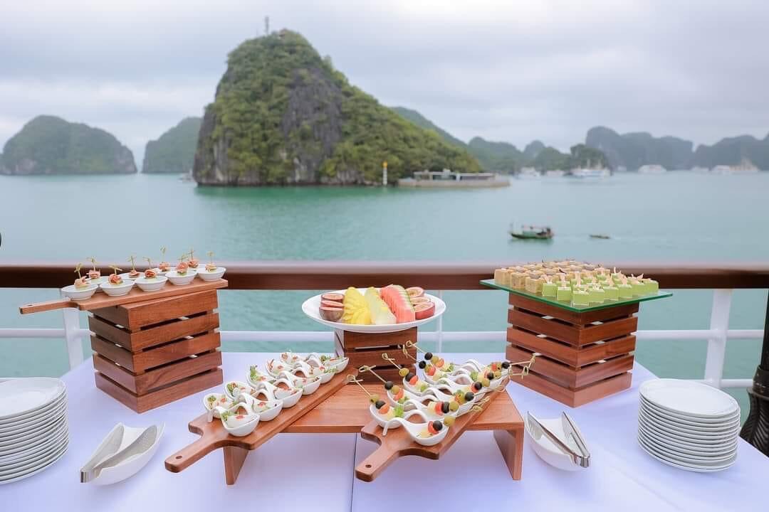 Du thuyền Ambassador Daily