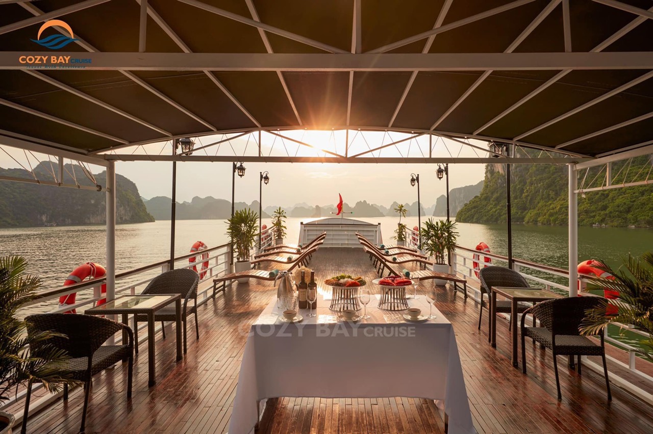 Du thuyền Cozy Bay