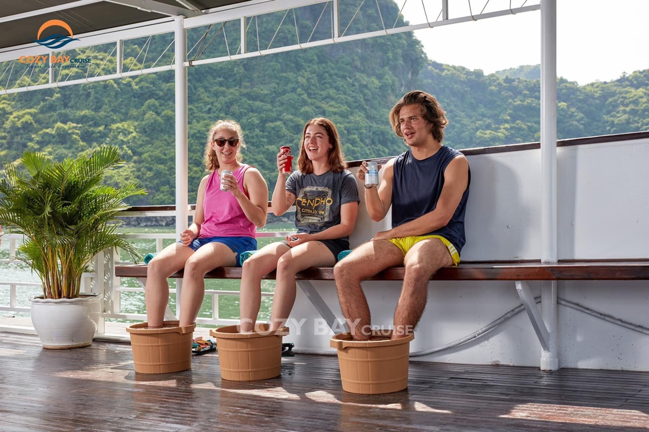 Du thuyền Cozy Bay