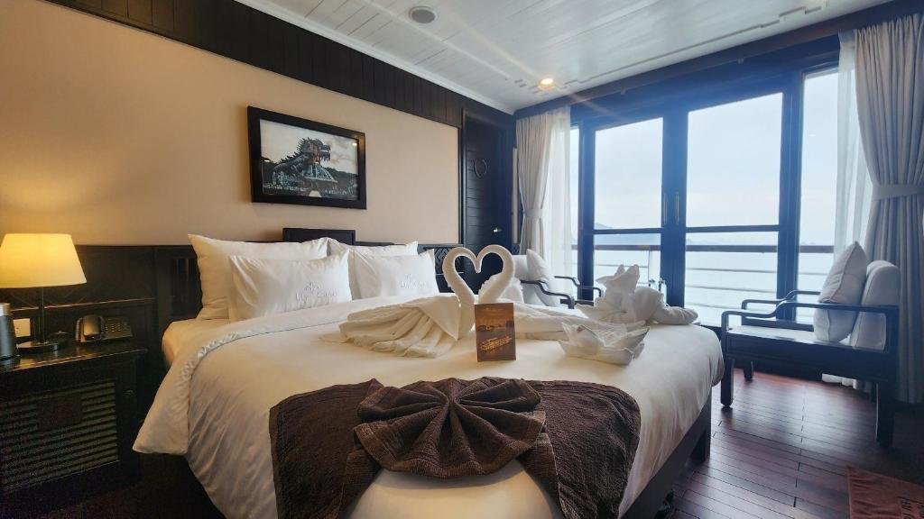 Du thuyền Lily 4 sao