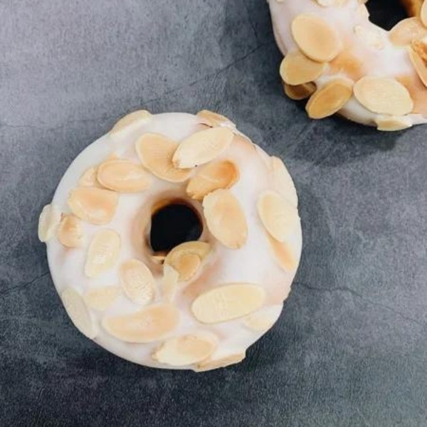 Bánh Donut Socola Trắng Hạnh Nhân 45G