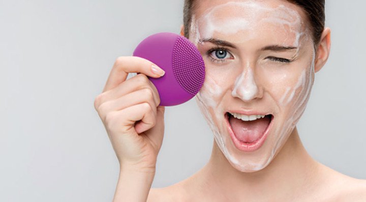 Vì sao nên sử dụng máy rửa mặt nội địa Nhật cho da dầu mụn?