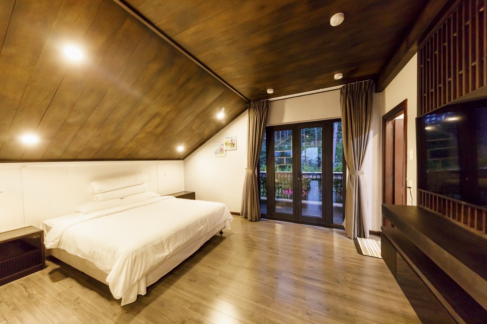 WHITE VILLA