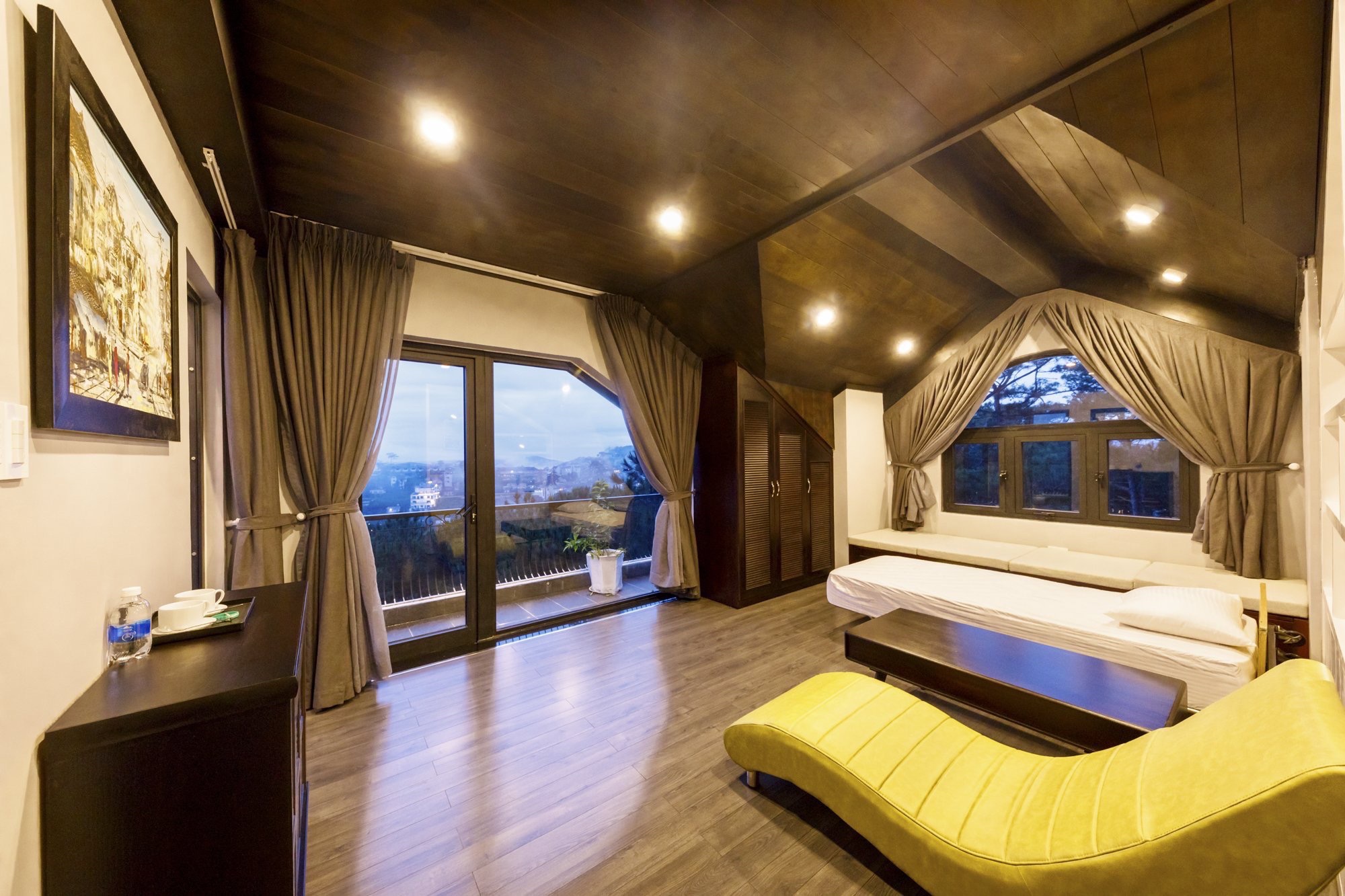WHITE VILLA