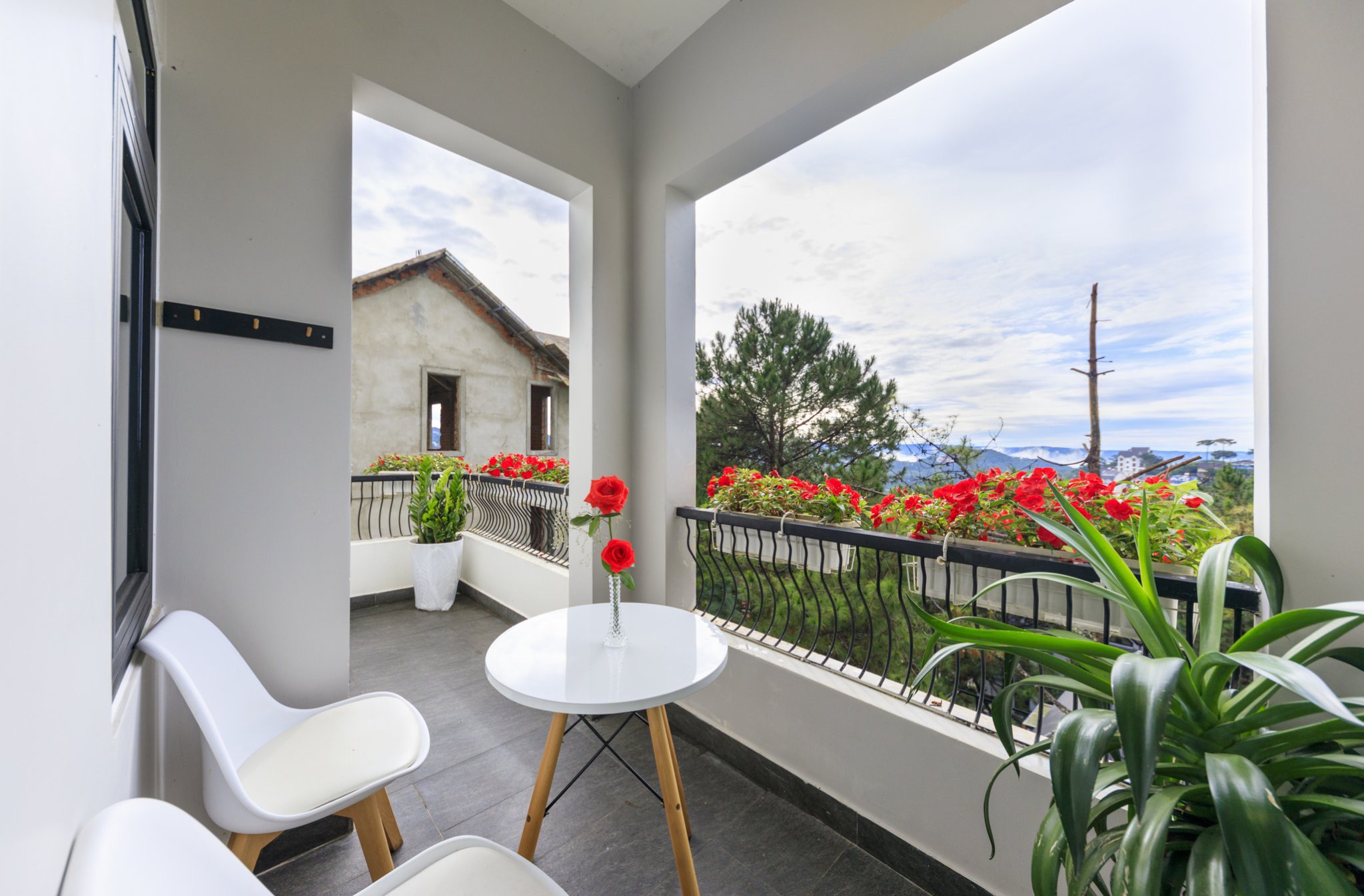 WHITE VILLA