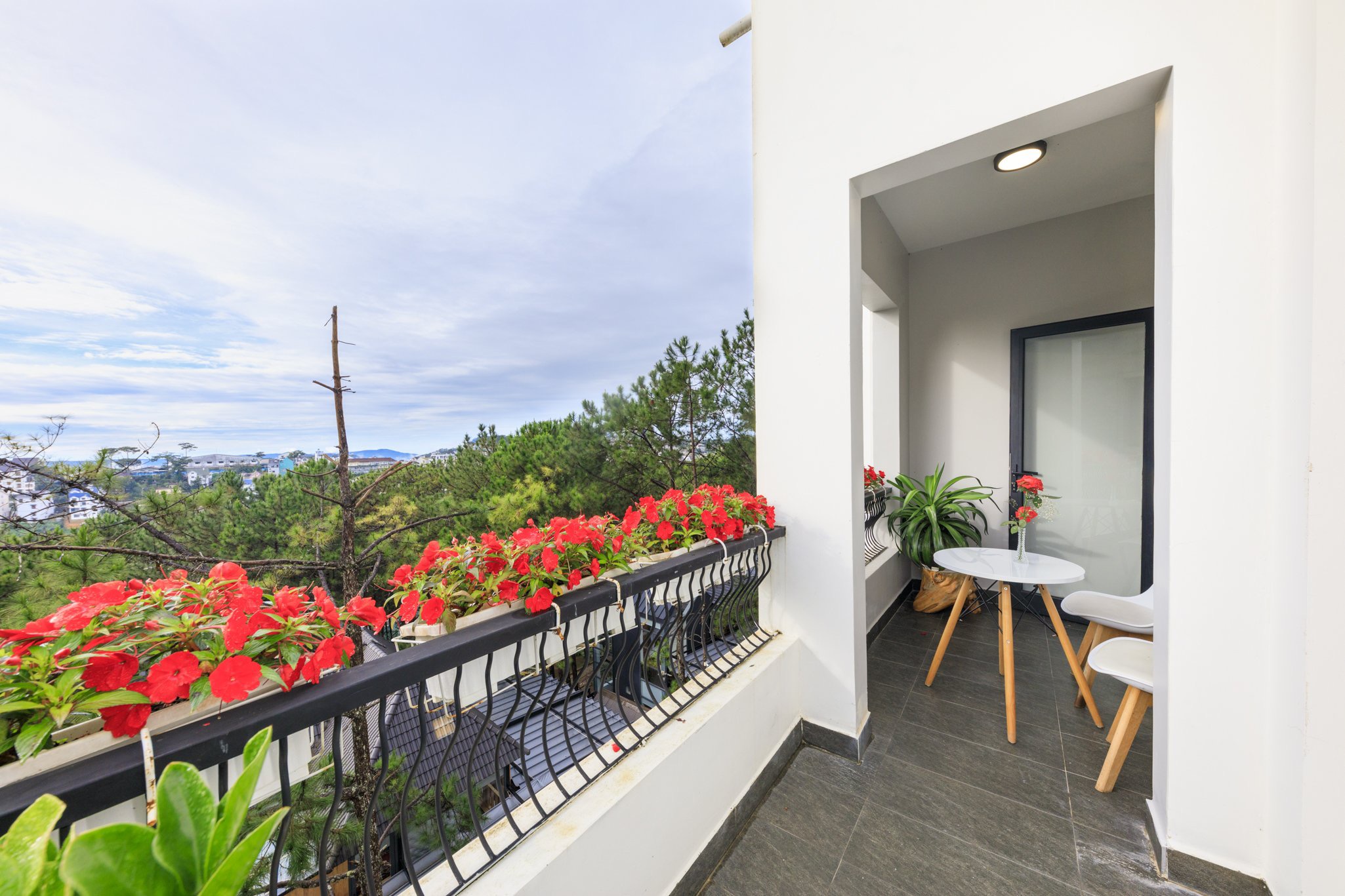 WHITE VILLA
